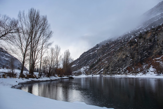 Marais de Torrassa en hiver avec de la neige.