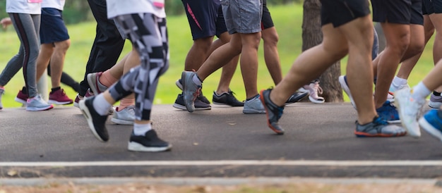 Marathon courir les pieds des gens sur la route.