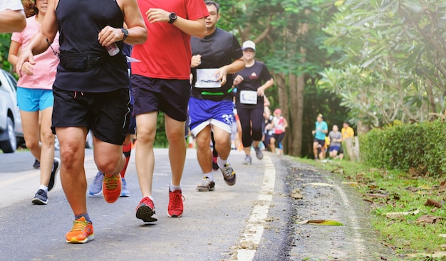 Marathon, les gens courent sur la route, les gens bougent