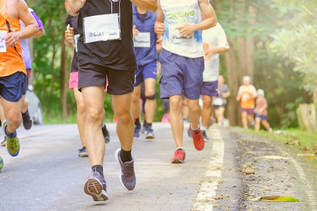 Marathon, les gens courent sur la route, les gens se déplacent