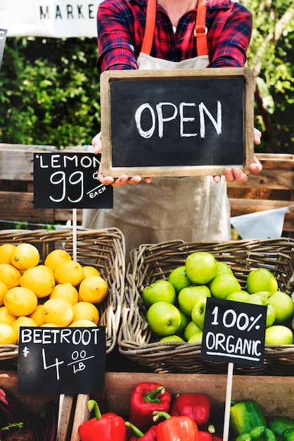 Photo un marchand de légumes vendant des produits agricoles frais