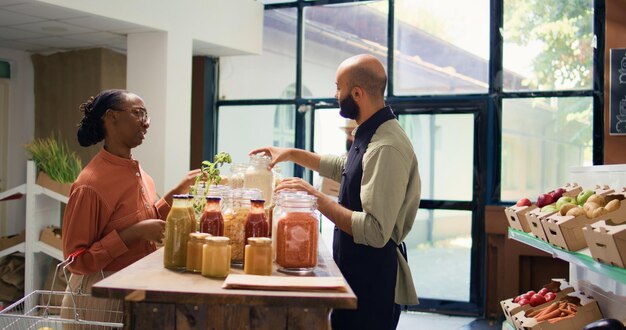 Le marchand présente des produits en vrac dans des jarres