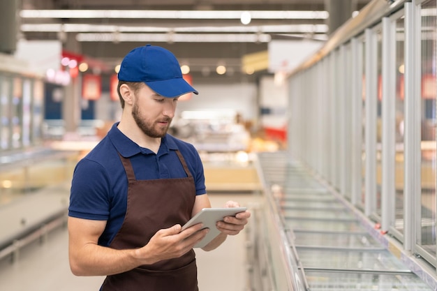 Photo marchandiseur travaillant dans un supermarché