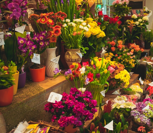 Marché aux fleurs - belles fleurs fraîches dans des vases à vendre