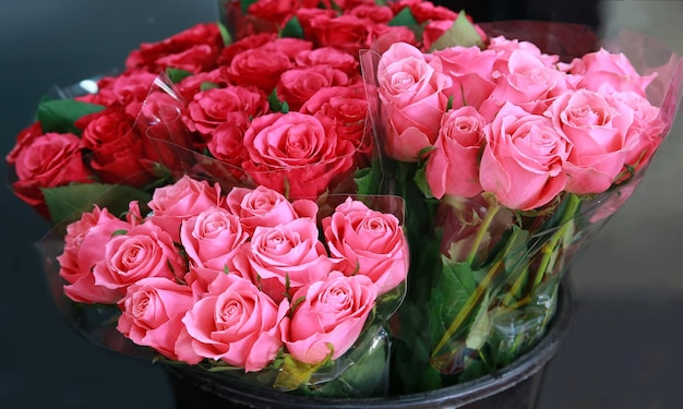 Marché aux fleurs de rue. Différentes roses