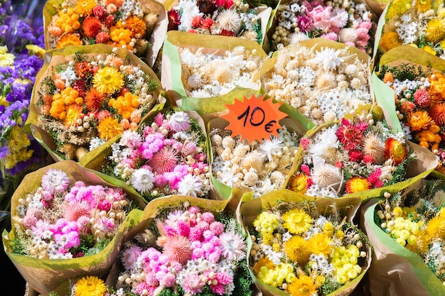 Marché aux fleurs vintage sur la rue publique style cottagecore rétro