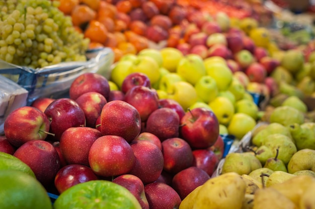 Marché aux fruits avec divers fruits et légumes frais colorés