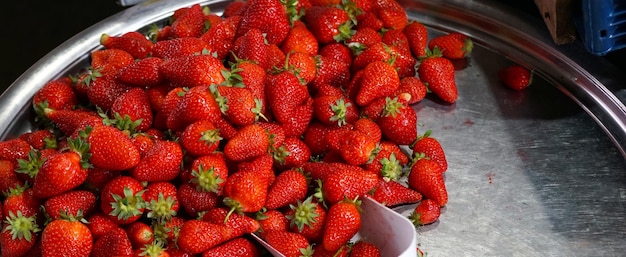 Marché aux fruits avec fraises à vendre