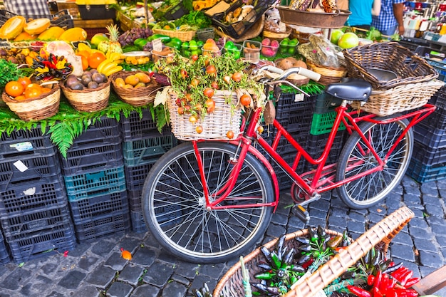 Marché aux fruits avec vieux vélo à Campo di Fiori, Rome