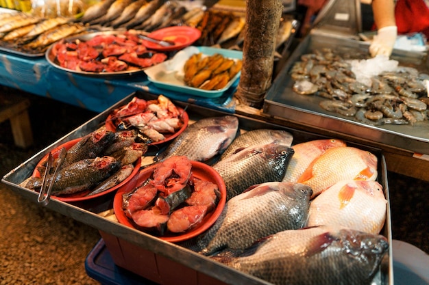 Marché aux poissons à Krabi Fruits de mer crus dans un marché près de la mer tropicale