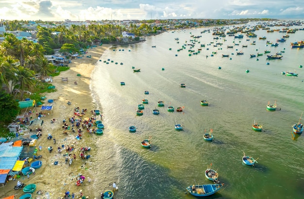 Marché aux poissons de Mui Ne vu d'en haut, le marché du matin dans un village de pêcheurs côtier pour acheter et vendre