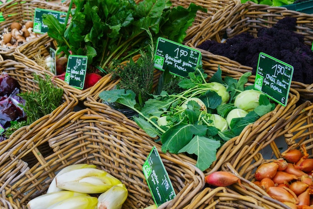 Marché bio de rue des fermes locales avec divers légumes et verdure. Perpignan, France - 17 février 2018