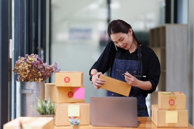 Marché de détail des petites entreprises et livraison de marketing de vente en ligne Concept de commerce électronique des PME