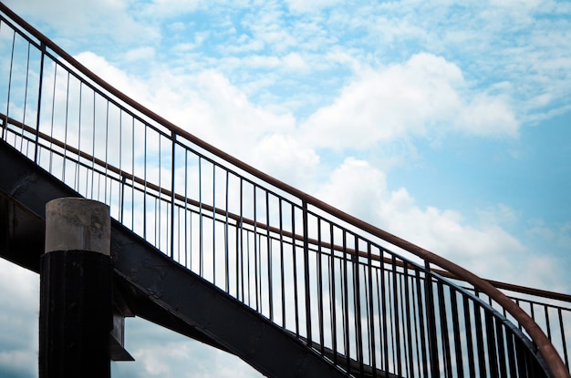 Marche d'escalier extérieur vers le haut de style loft