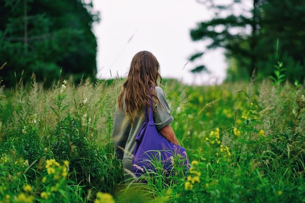 Marche femme, sur, champ, à, sac