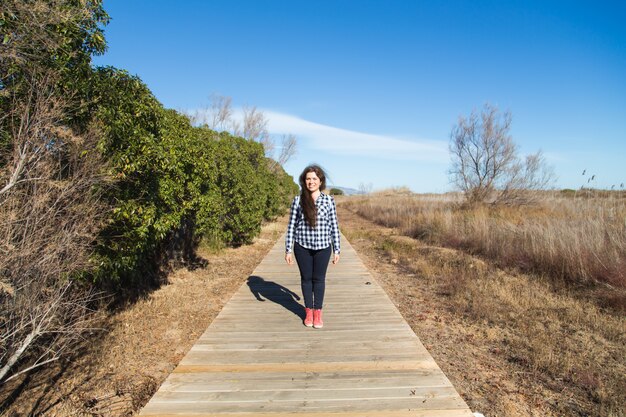 Marche femme, sur, long, promenade bois, piste