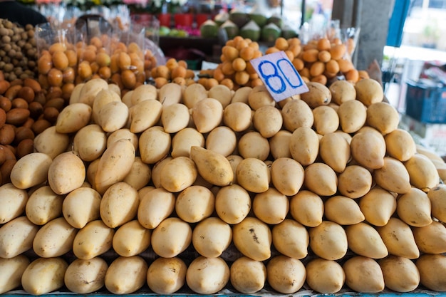 Marché fermier avec des mangues thaï fraîches