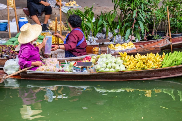 Photo marché flottant de damnoen saduak près de bangkok en thaïlande