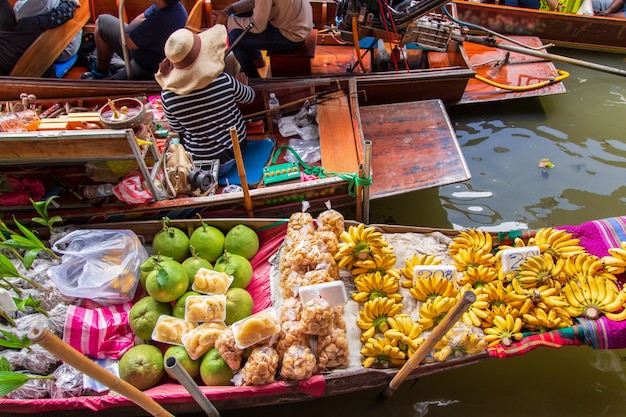 Marché flottant de Damnoen Saduak près de Bangkok en Thaïlande