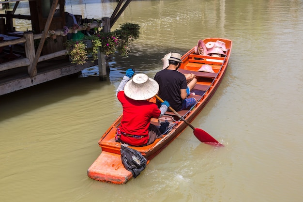 Marché flottant à Pattaya en Thaïlande