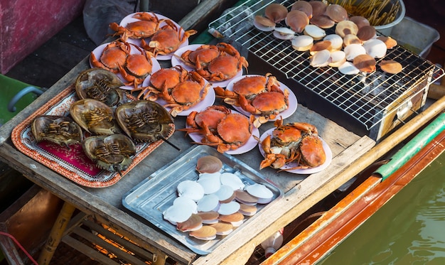 Marché flottant en Thaïlande.