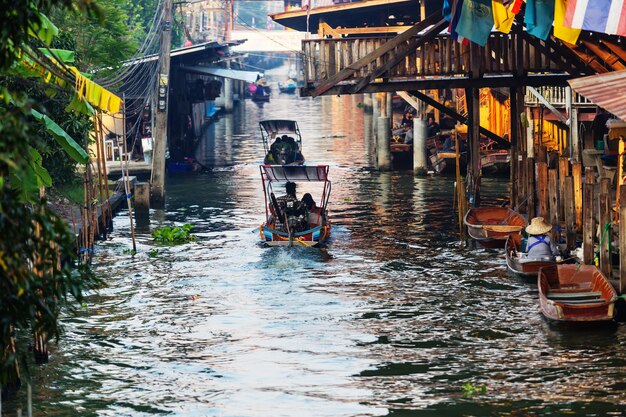 Marché flottant en Thaïlande.