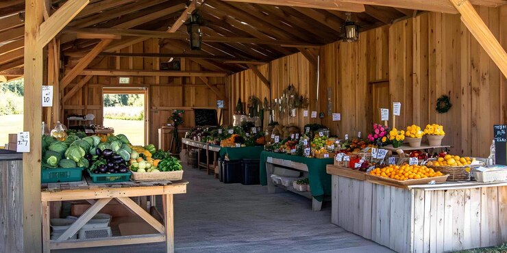 Photo le marché local est rempli de produits frais et d'artisanat.
