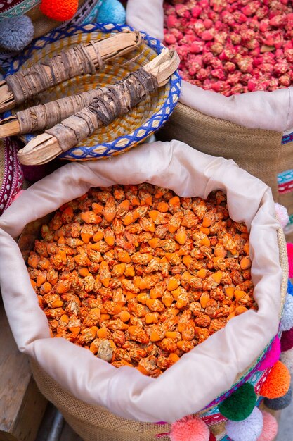 Marché local marocain dans les rues aux épices noix poisson fruits et légumes