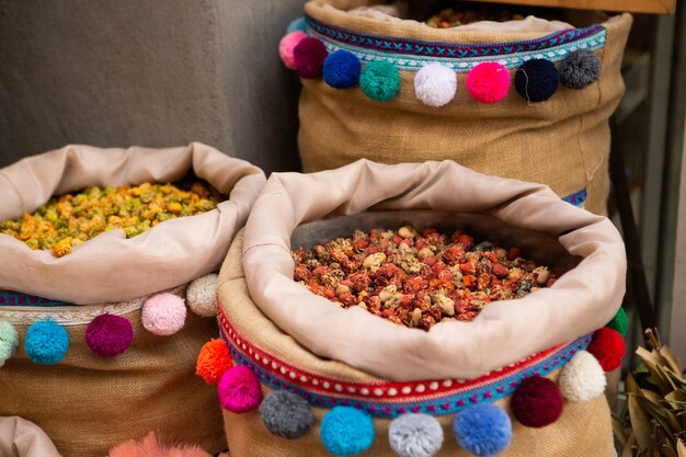 Marché local marocain dans les rues aux épices noix poisson fruits et légumes