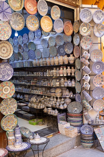 Marché local marocain dans les rues avec des épices noix poisson fruits et légumes