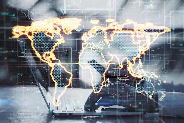 Marché mondial et concept de communication internationale avec carte du monde hexagonale numérique sur fond technologique et mains d'homme utilisant une double exposition pour ordinateur portable et smartphone