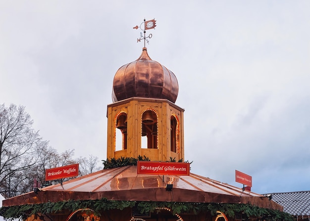 Marché de Noël au château de Charlottenburg, Winter Berlin, Allemagne. Décoration de la Foire de l'Avent et stands d'objets artisanaux sur le bazar.