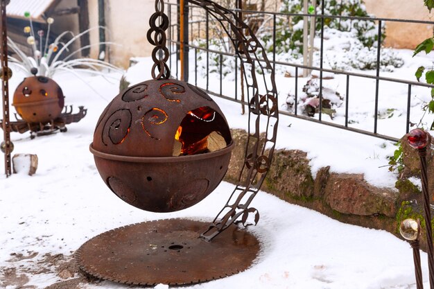 Marché de Noël dans un vieux château allemand recouvert de sno