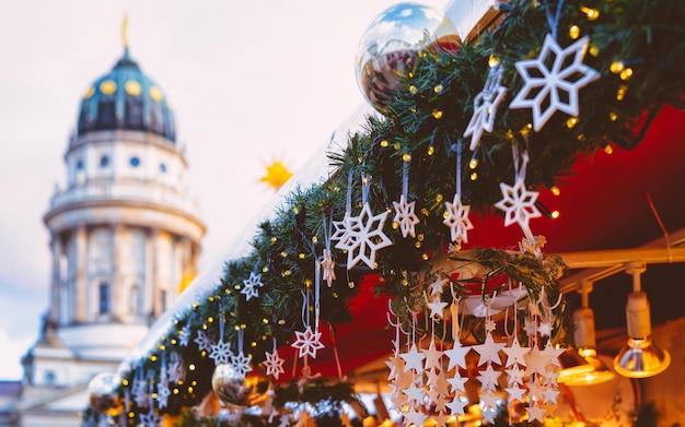 Marché de Noël du soir sur Gendarmenmarkt à Berlin en Allemagne Europe hiver. Rue de nuit allemande Xmas et foire de vacances dans la ville européenne. Décoration de l'Avent et étals avec objets d'artisanat sur le bazar