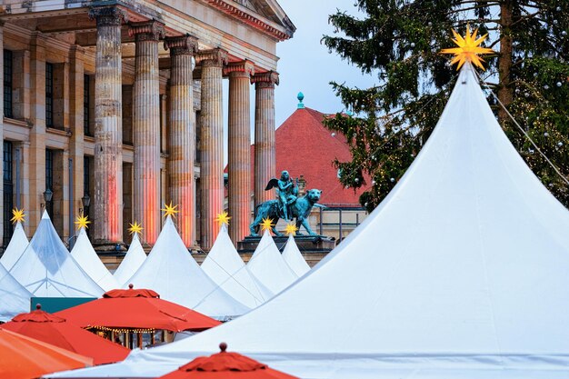 Marché de Noël sur Gendarmenmarkt en hiver Berlin, Allemagne. Décoration de la Foire de l'Avent et stands d'objets artisanaux sur le bazar.