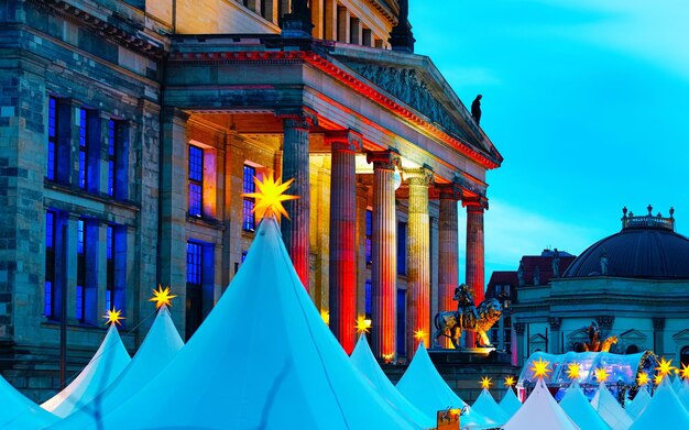 Marché de Noël nocturne de Gendarmenmarkt en hiver Berlin, Allemagne. Noël de rue allemand et salon des fêtes. Décoration de l'Avent et stands d'objets d'artisanat sur le bazar.