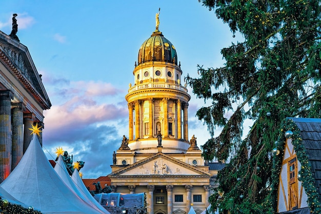 Marché de Noël nocturne sur Gendarmenmarkt à Winter Berlin, Allemagne. Décoration de la Foire de l'Avent et stands d'objets artisanaux sur le bazar.