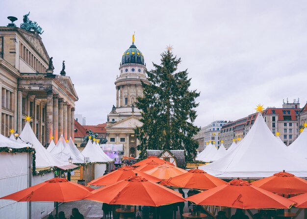 Marché de Noël à la place Gendarmenmarkt de Winter Berlin, Allemagne. Décoration de la Foire de l'Avent sur le Bazar.