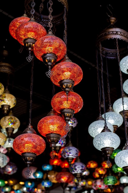 Marché avec de nombreuses lampes et lanternes turques traditionnelles colorées faites à la main