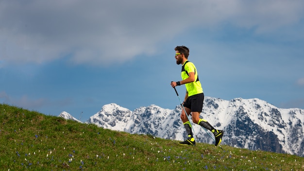 Marche Nordique Et Trail Running Un Homme Avec Des Bâtons Sur La Brème De Montagne De Printemps Avec Fond Neigeux