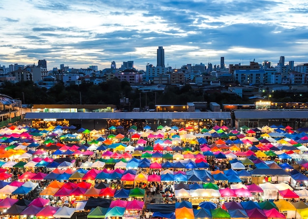 Photo marché de nuit coloré