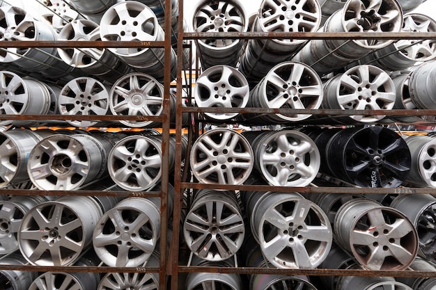 Marché des pièces automobiles. Les roues de la voiture sont au sol.