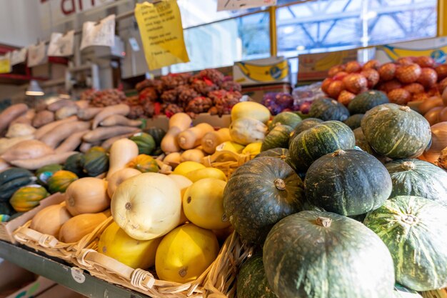 Marché public de Granville Island Un marché couvert proposant un assortiment fascinant d'aliments colorés