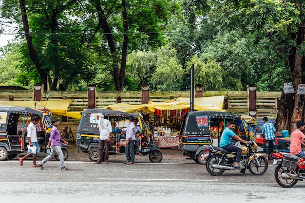 Marché de rue indien avec des gens conduisant des motos et des voitures près du temple Mahabodhi à Bodh Gaya, Bihar, Inde.