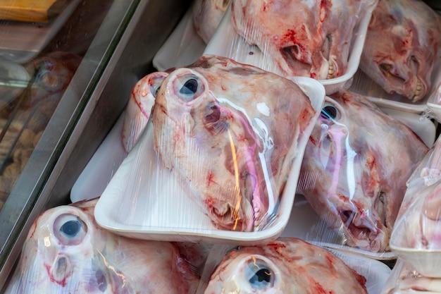 Photo marché des têtes d'agneau d'abats xa