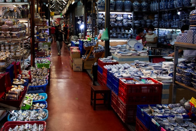 Photo marché de week-end de chatuchak ou jatujak bazar de rue local pour les thaïlandais et les voyageurs étrangers visite de voyage et achat de biens produits cadeaux souvenirs le 29 octobre 2023 à bangkok en thaïlande