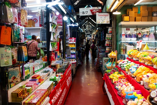 Photo marché de week-end de chatuchak ou jatujak bazar de rue local pour les thaïlandais et les voyageurs étrangers visite de voyage et achat de biens produits cadeaux souvenirs le 29 octobre 2023 à bangkok en thaïlande