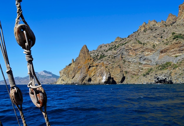 Marcher au bord de la mer sur le bateau