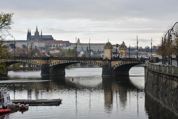 Marcher en automne Prague