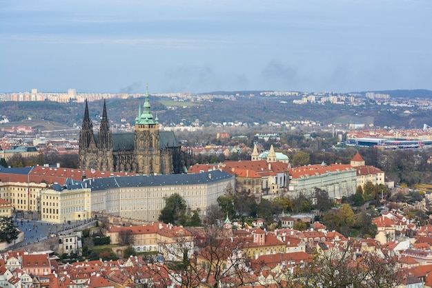 Marcher en automne Prague